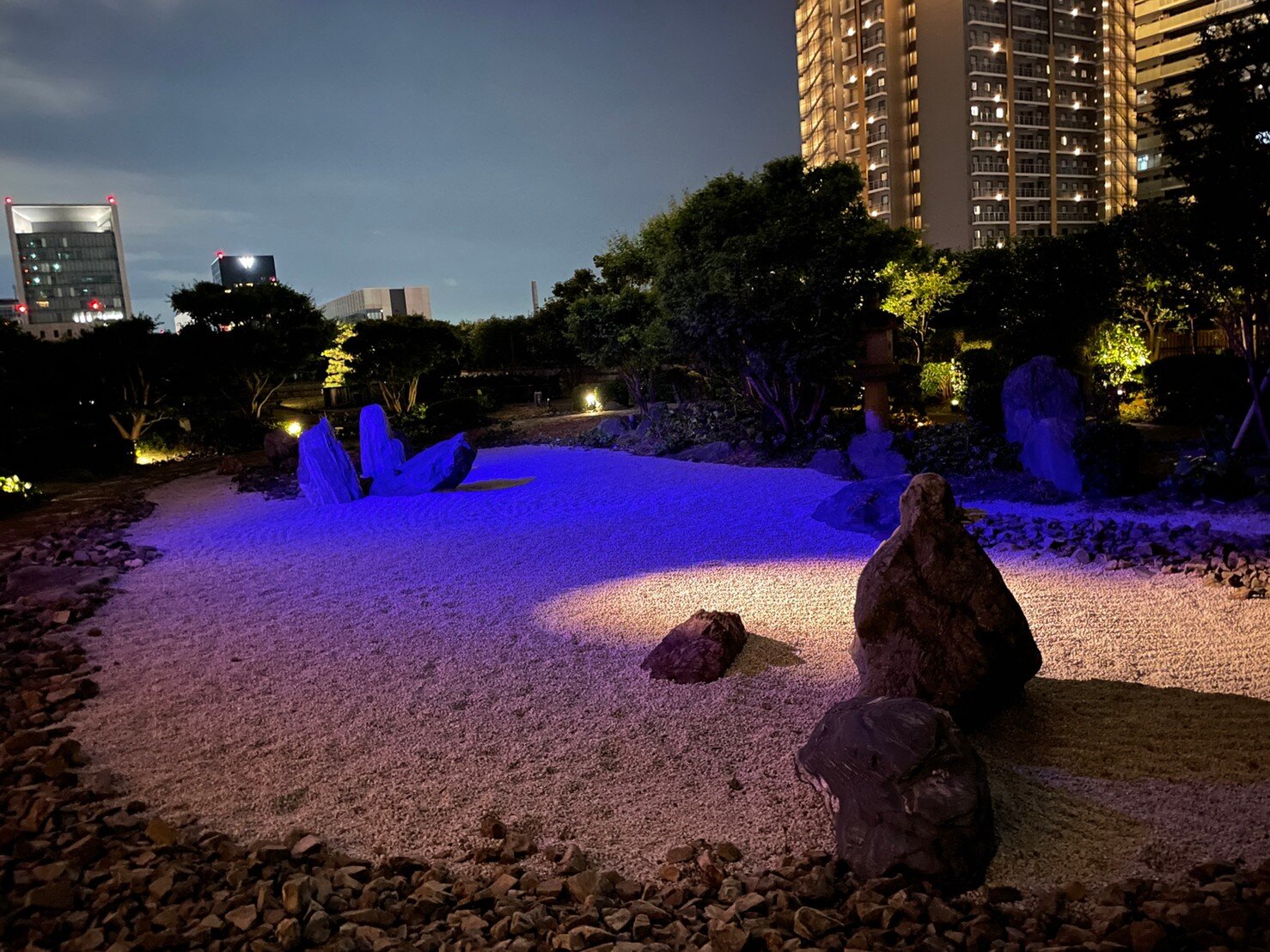 セントレジス大阪　日本庭園　夜　ライトアップ